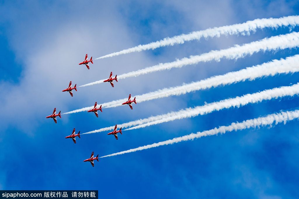 英國紅箭特技飛行隊編隊訓練 馳騁藍天高空炫技震撼人心