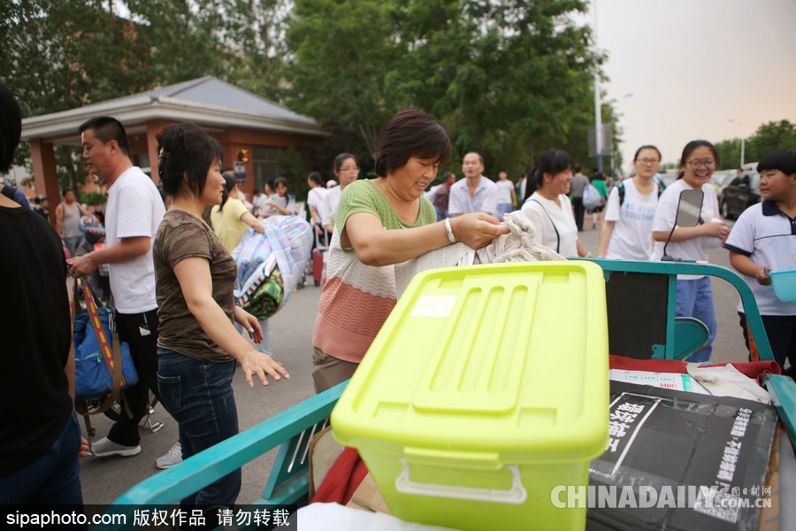 山東濱州：高考住宿生搬離宿舍場面 壯觀不輸春運