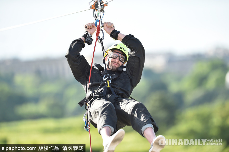 不僅是游泳冠軍更是溜索高手 法國游泳名將拉庫爾埃菲爾鐵塔上演空中溜索