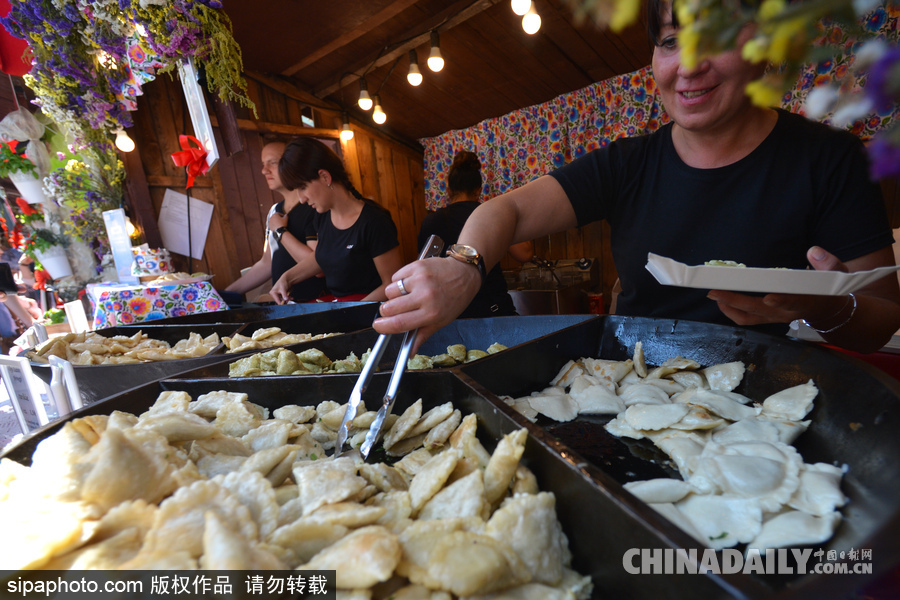 原來外國人也吃餃子 波蘭“餃子節”民眾大享美食