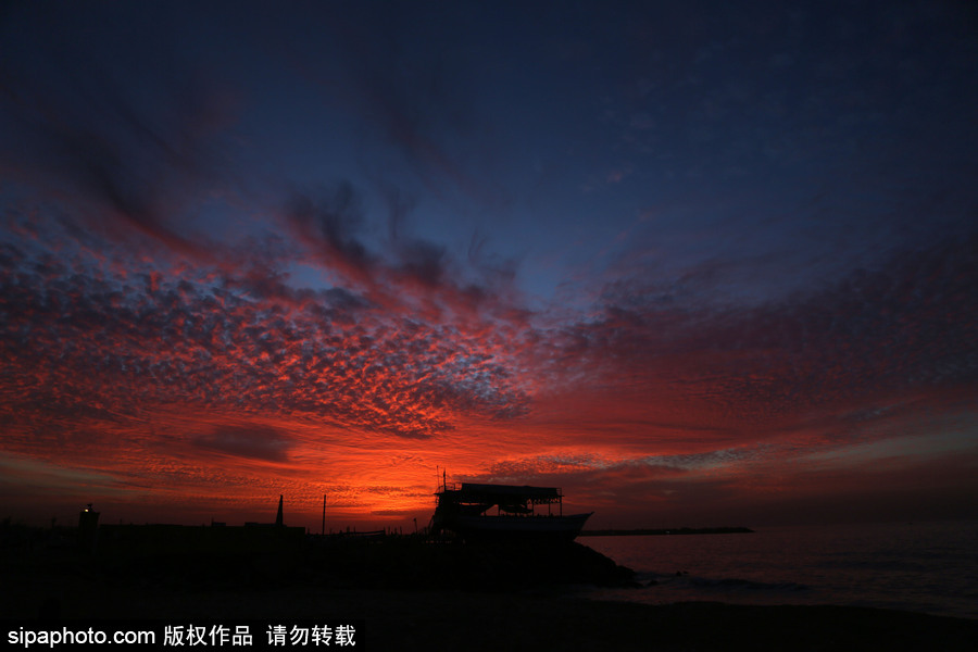 加沙海灘日落美景 殘陽(yáng)映紅天際