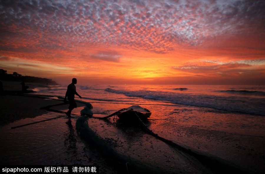 加沙海灘日落美景 殘陽(yáng)映紅天際