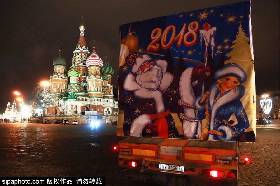 迎接圣誕節！ 巨型圣誕樹搭乘卡車運抵克里姆林宮