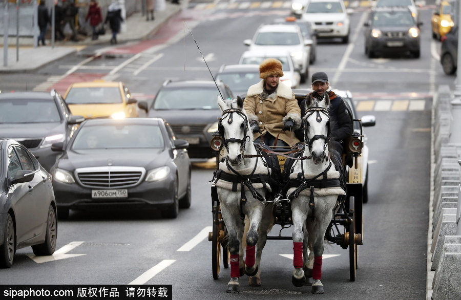 莫斯科街頭巷尾裝扮一新 節日氣氛濃厚迎接新年到來