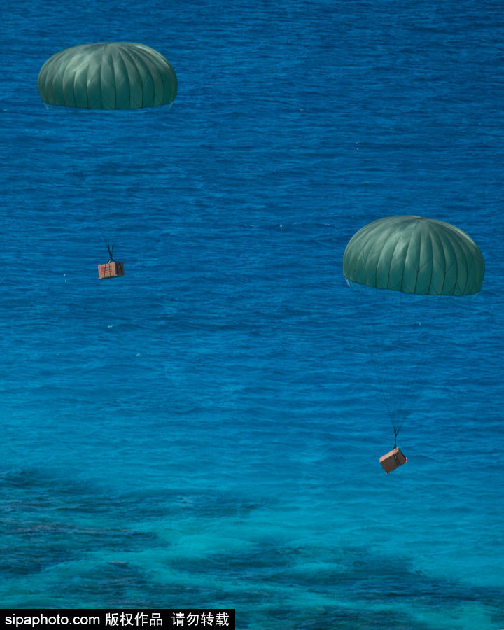 禮物從天而降！美國空軍向西太平洋島國空投“圣誕大禮包”