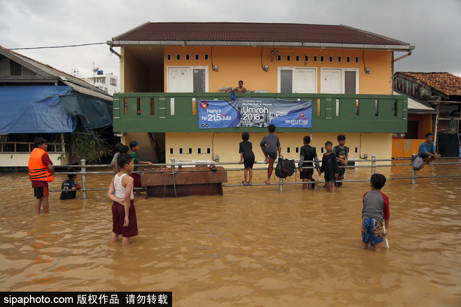 印尼雅加達突發洪水 民眾淌水生活