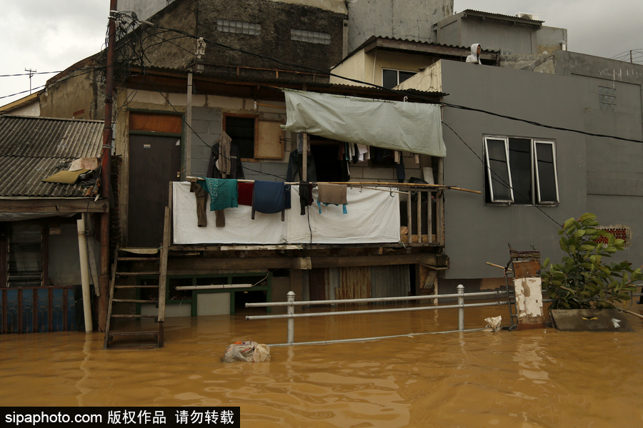 印尼雅加達突發洪水 民眾淌水生活