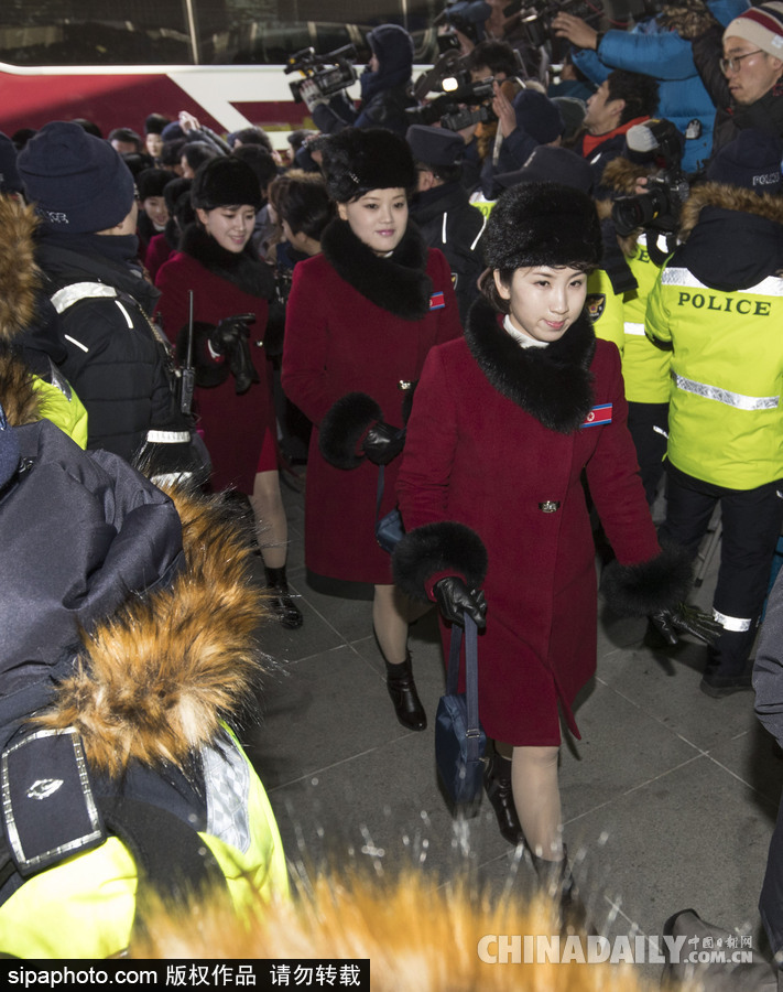 2018平昌冬奧會前瞻：朝鮮冬奧藝術團抵韓 面龐清秀紅色制服整齊劃一