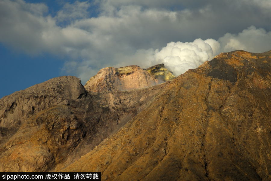 印尼錫納朋火山暫時趨于平緩 農民菜田淡定勞作