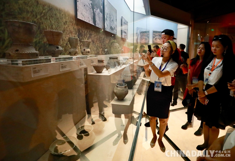 “重走古絲路 奏響大合唱”代表團一行參觀烏蘭察布博物館