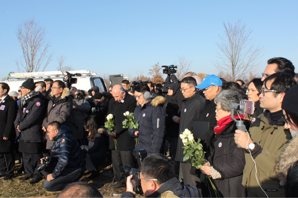 海外首座“南京大屠殺遇難者紀念碑”揭幕